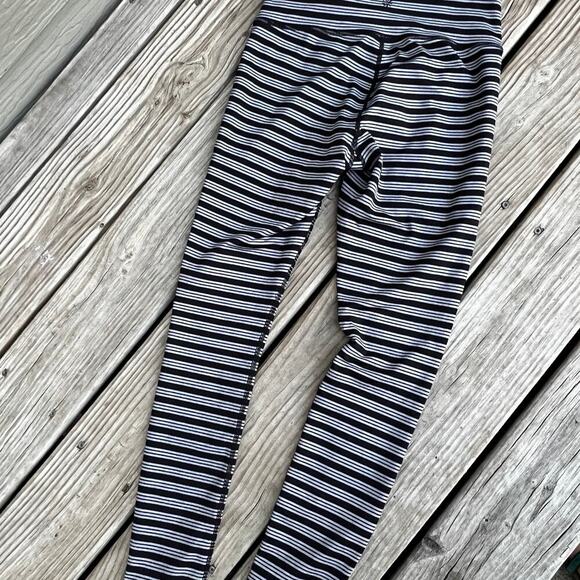 ATHLETA leggings size S, black gray striped - Picture 4 of 5